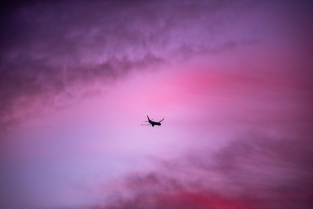 Cielo de puesta de sol burble naranja ardiente Cielo hermoso El cielo con nubes hermoso Fondo de puesta de sol