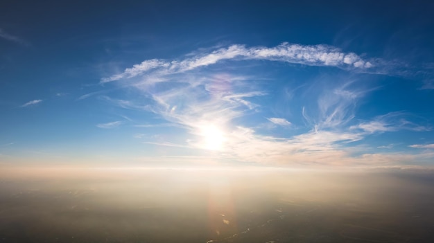 Cielo de puesta de sol de colores brillantes con puesta de sol y nubes vívidas y suaves Concepto de naturaleza y medio ambiente