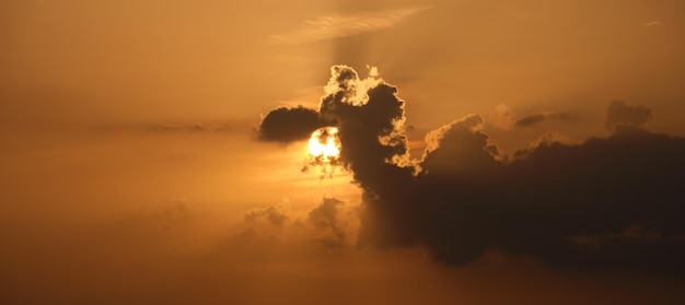 Cielo de puesta de sol de colores brillantes con rayos de sol poniente y nubes oscuras vívidas