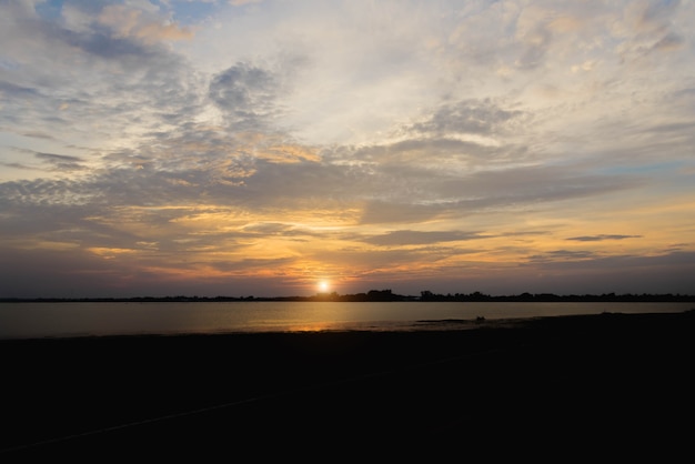 Cielo y puesta de sol de fondo