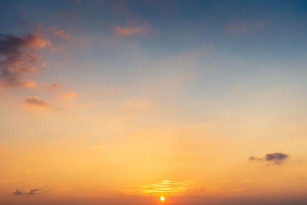 cielo de la puesta del sol en la playa, cielo de la puesta del sol con el fondo diminuto de las nubes.