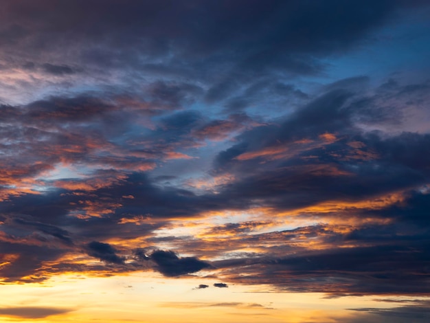 Foto cielo de puesta de sol real con hermosas nubes ligeras y sol sin ninguna ave resoluciones enormes