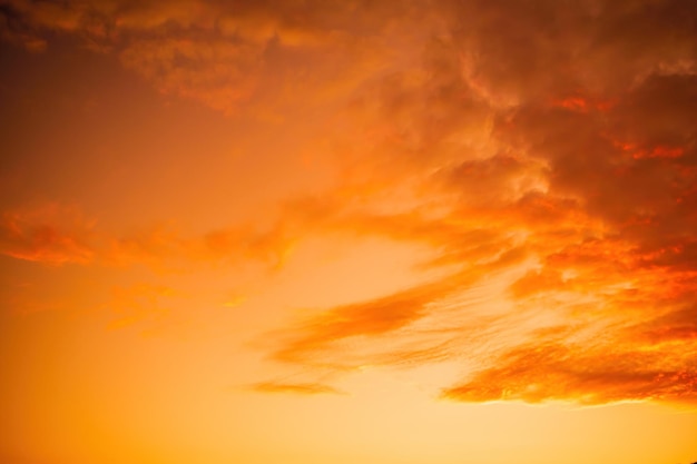 Un cielo de puesta de sol rojo ardiente naturaleza abstracta verano o primavera océano mar fondo