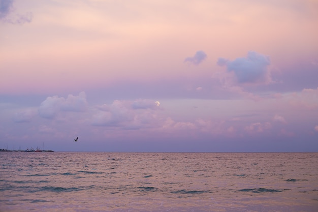 Cielo púrpura al atardecer en el mar en Bulgaria-Nessebar