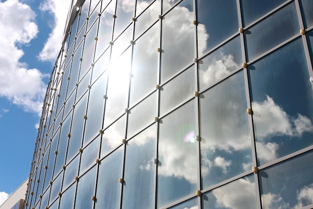 Cielo reflejado en edificio de oficinas