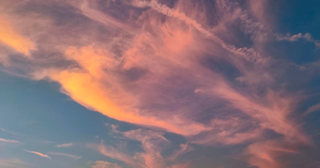 Cielo rojizo con nubes anaranjadas