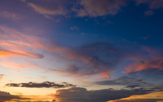 Cielo rojizo con nubes anaranjadas