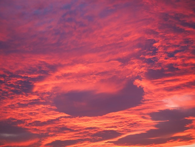 Cielo rojo al atardecer