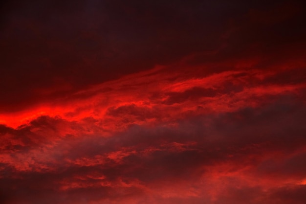 Cielo rojo del atardecer con nubes dramáticas. Nubes escénicas iluminadas por la luz del sol roja