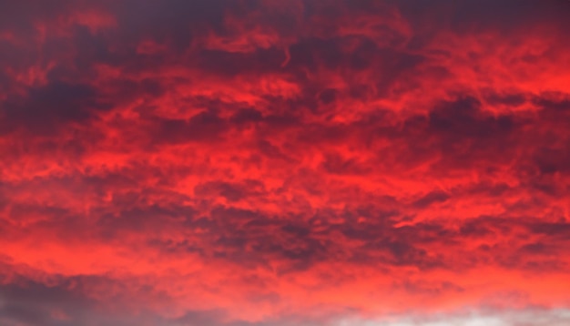 Foto cielo rojo llameante con nubes abstractas