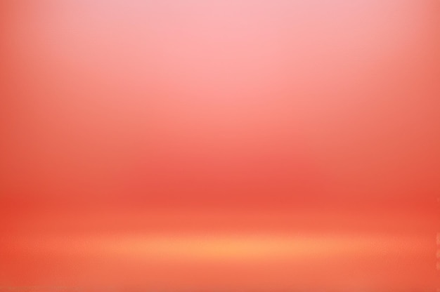 un cielo rojo con el sol brillando a través de él