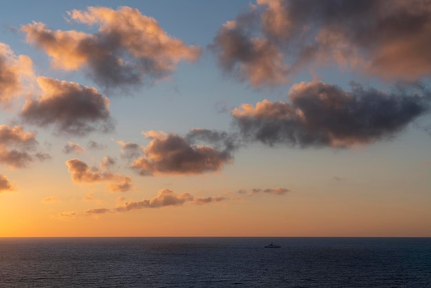 Cielo rosa del atardecer con nubes sobre el Mar Báltico Svetlogorsk región de Kaliningrado Rusia