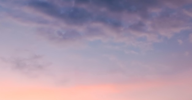 Un cielo rosa y azul con nubes y una nube blanca.