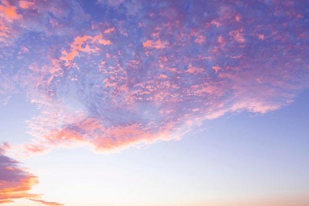 Un cielo rosa con nubes en el cielo.