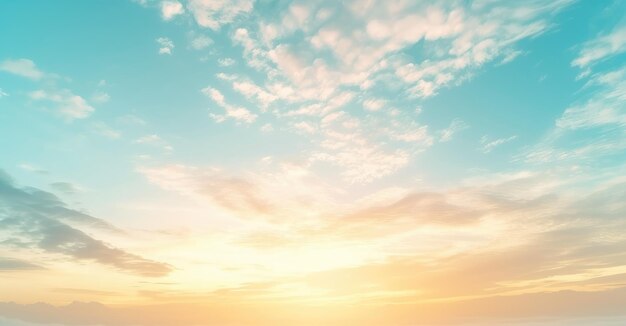 Cielo sereno de amanecer con nubes y rayos de luz