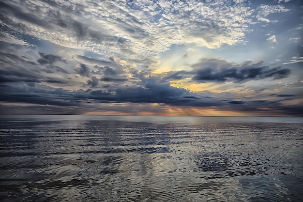 cielo sobre el agua/fondo de textura, cielo horizonte con nubes en el lago