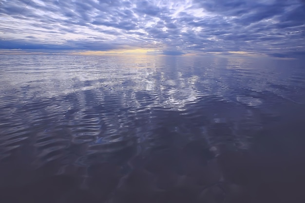 cielo sobre el agua/fondo de textura, cielo horizonte con nubes en el lago