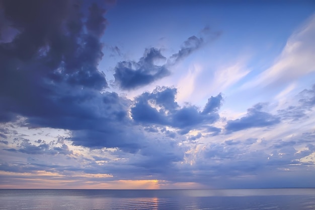 cielo sobre el agua / textura de fondo, horizonte cielo con nubes en el lago