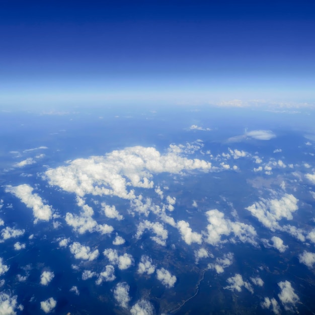 Cielo sobre las nubes, fondo Cloudscape, cielo azul y nubes mullidas