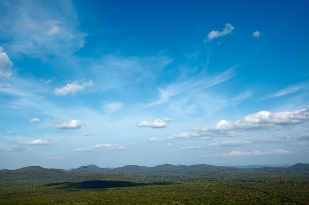 Cielo sobre pequeñas montañas