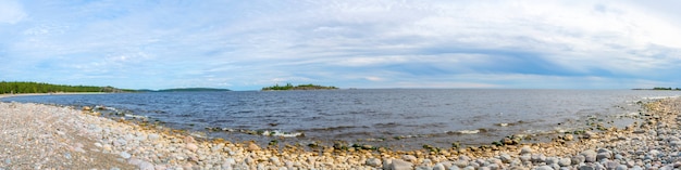 El cielo sobre la playa de guijarros en el lago.