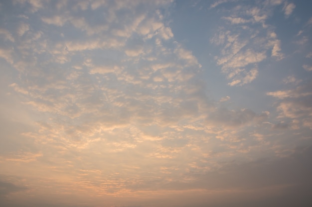 Cielo y sol en la mañana