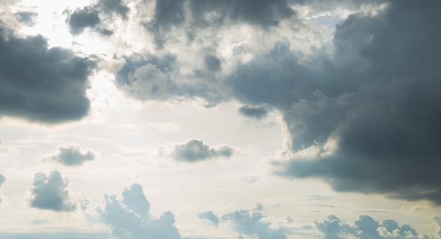 cielo y sol de la tarde