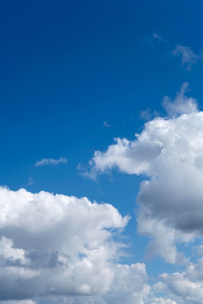 cielo soleado y nublado. hermoso cielo en un día soleado