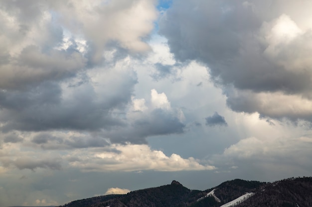 Cielo sombrío con nubes grises Clima lluvioso Fondo de nubes con espacio de copia