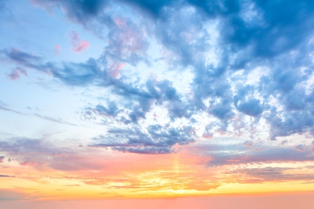 Cielo suave al atardecer Amanecer con nubes pastel