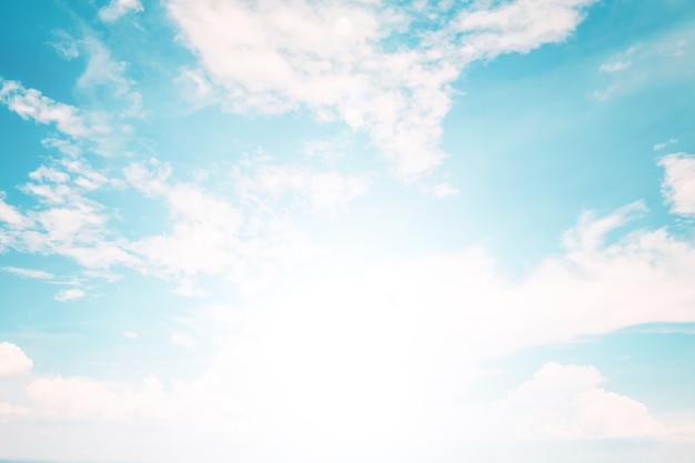 Foto cielo suave con nubes, estilo vintage pastel.