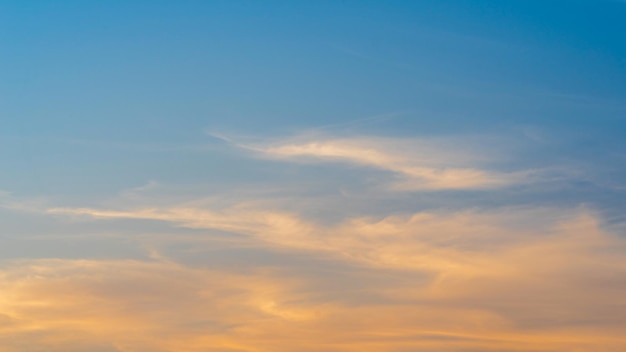 Cielo de la tarde al atardecer con nubes esponjosas