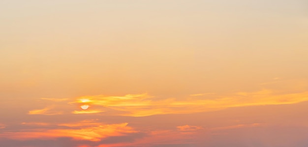 Cielo de la tarde al atardecer con nubes esponjosas