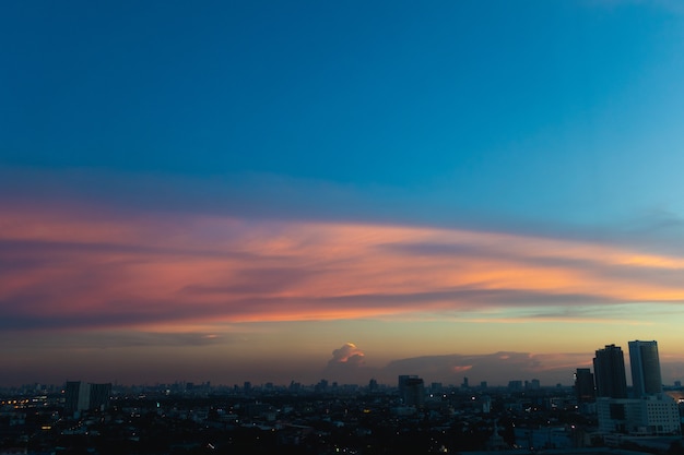 Cielo de la tarde de una ciudad en Tailandia.