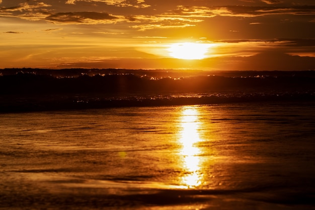 Cielo de la tarde espectacular puesta de sol en la playa del mar