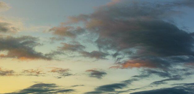 El cielo de la tarde estaba en el crepúsculo mientras el sol se ponía