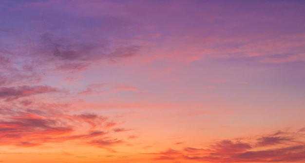 Cielo de la tarde con la luz del sol de color naranja rosa y púrpura de fondo del cielo del atardecer