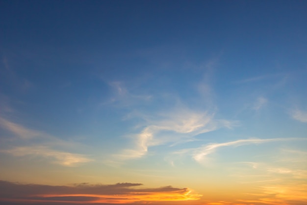 Cielo de la tarde con la luz del sol colorida puesta de sol