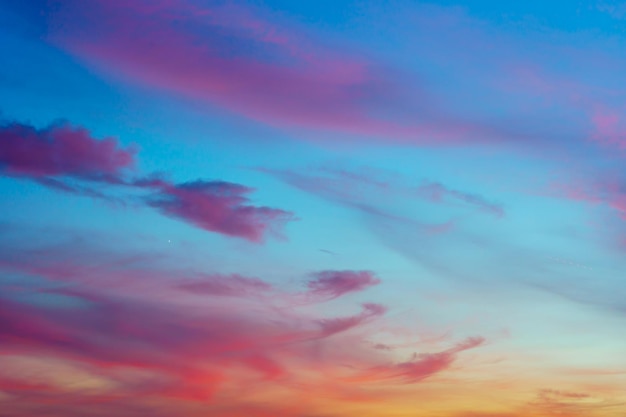 El cielo de la tarde con nubes coloridas puesta de sol