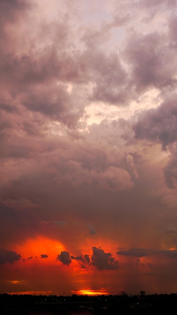 Cielo de la tarde y nubes rojas asombrosas