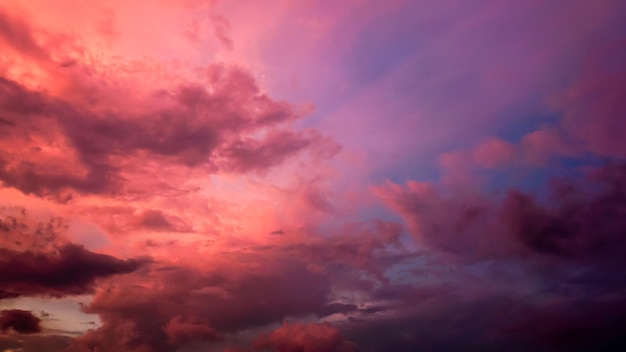 Cielo de la tarde y nubes rojas asombrosas