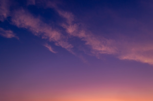 Cielo de la tarde puesta de sol en la nube crepuscular