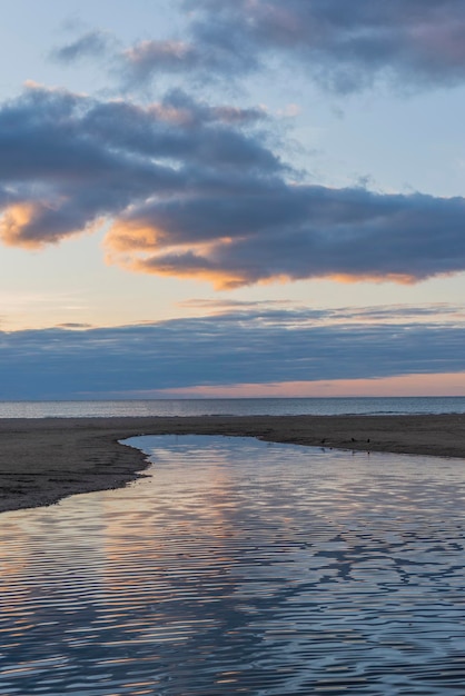 Cielo de la tarde sobre la playa el río anapka que desemboca en el mar negro Anapa