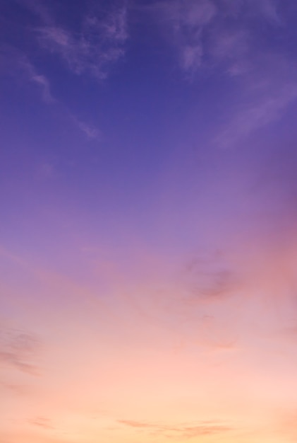 Cielo de la tarde vertical con coloridas nubes de luz solar en el crepúsculo