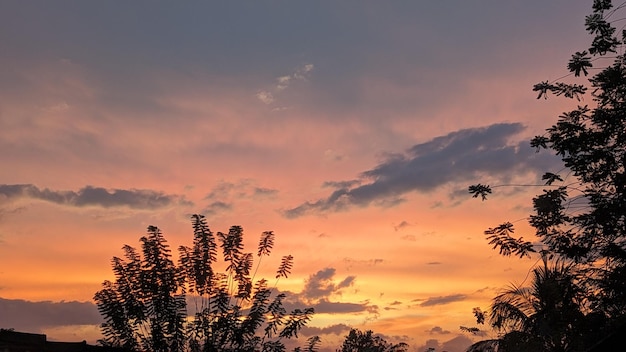 Foto el cielo de la tarde