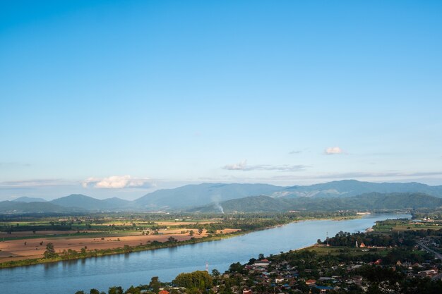 El cielo tiene nubes y el río Mekong. Cielo y nubes. Nubes blancas. Pueblo cerca del río. Río de la frontera. Frontera del río Tailandia y Laos.