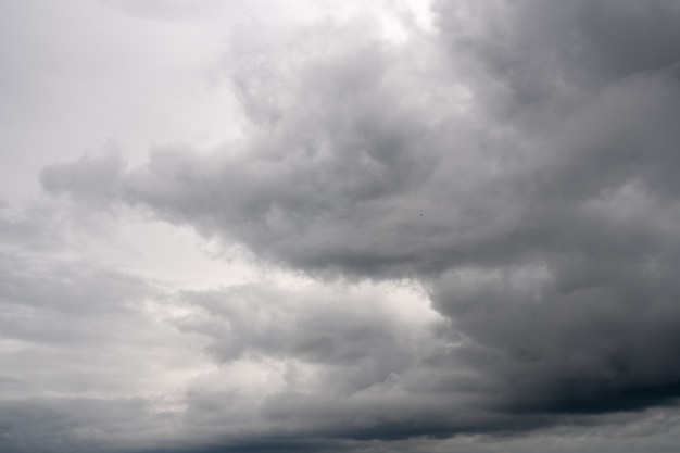 Cielo de tormenta oscuro con parte clara, cielo nublado, naturaleza.