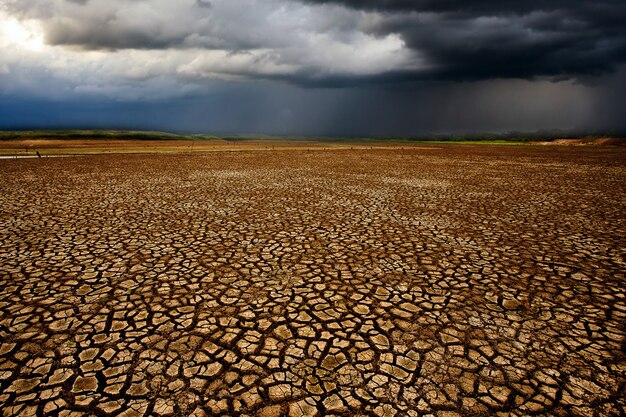 Cielo de tormenta de truenos Nubes de lluvia Tierra seca agrietada