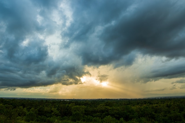 Cielo de tormenta de truenos Nubes de lluvia