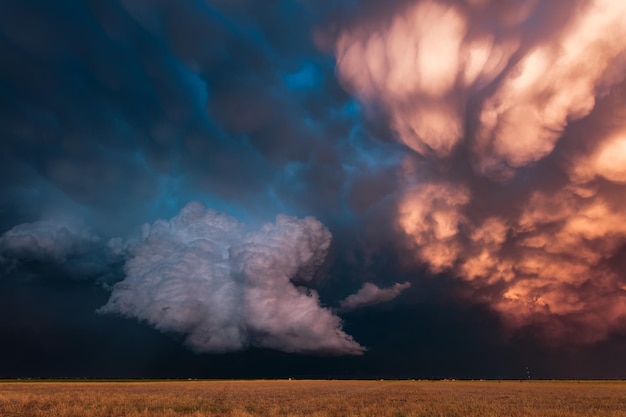 Un cielo tormentoso al atardecer con dramáticas nubes de mamut en Lubbock, Texas.